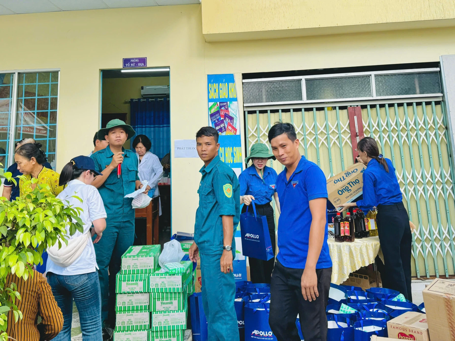 https://static.quochuyanhcorp.vn/21532/2025/Thiện nguyện Kiên Giang/z6546305748539_a770d9ee8350ffedd862072b21e98780.jpg